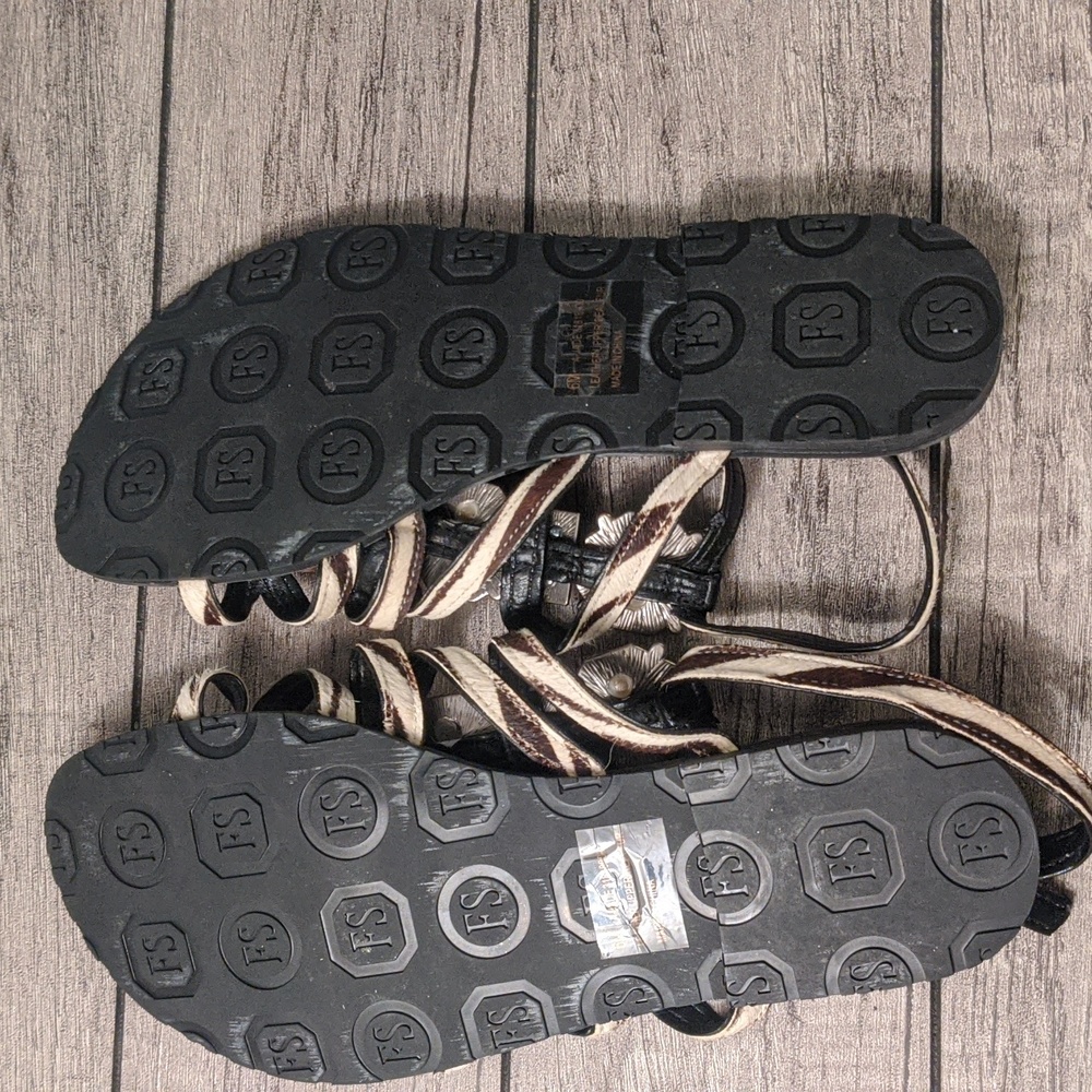 Zebra print flat sandals - Picture 2 of 4